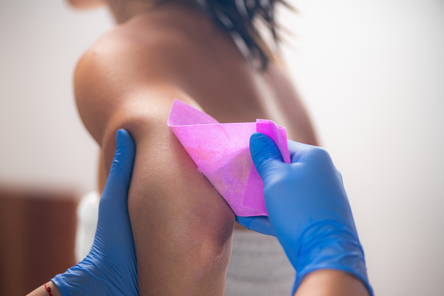 appling-wax-to-female-arms-in-a-beauty-salon-craf-2026-01-05-06-14-26-utc