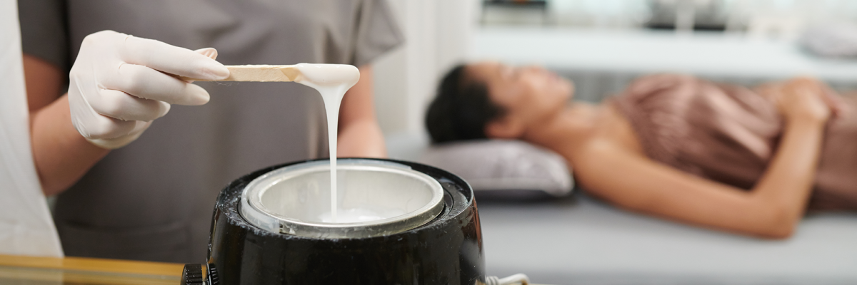 beautician-mixing-wax-with-spatula-2026-01-07-06-58-44-utc